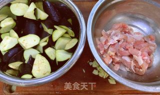 茄子烧鸡腿肉的做法步骤：1