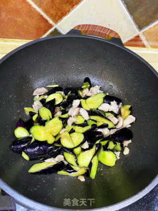 茄子烧鸡腿肉的做法步骤：4