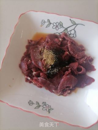蒜苔炒牛肉的做法步骤：1