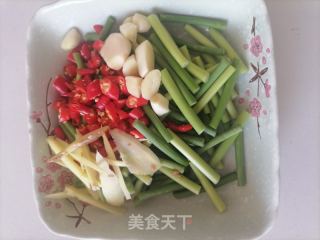 蒜苔炒牛肉的做法步骤：2