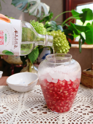 自制滋味香浓石榴酒的做法步骤：3