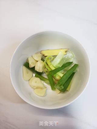 红烧鸡翅中的做法步骤：3