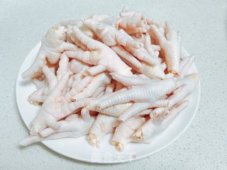 麻辣鸡爪的做法步骤：1