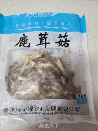 鹿茸菇炖鸡的做法步骤：1