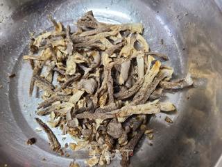 鹿茸菇炖鸡的做法步骤：2