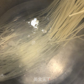 酸辣米粉的做法步骤：1