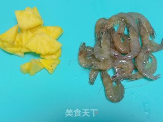 菠萝虾球的做法步骤：1