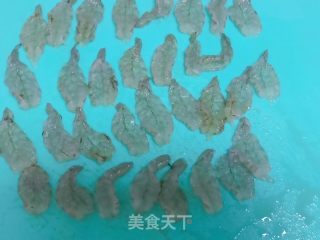 菠萝虾球的做法步骤：4