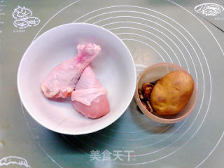 香菇土豆蒸鸡腿的做法步骤：1