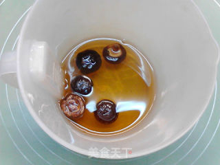 香菇土豆蒸鸡腿的做法步骤：2