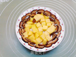 香菇土豆蒸鸡腿的做法步骤：7