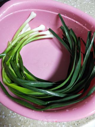 五花肉炒蒜苗的做法步骤：1