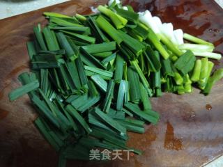 五花肉炒蒜苗的做法步骤：2