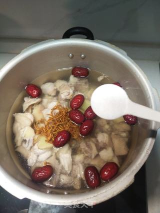 虫草花鸡汤的做法步骤：6