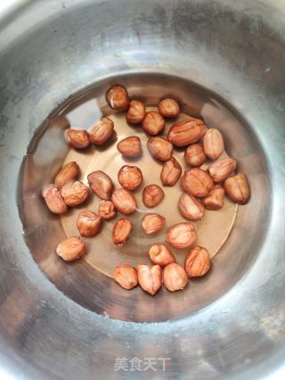 莲藕花生排骨汤的做法步骤：1