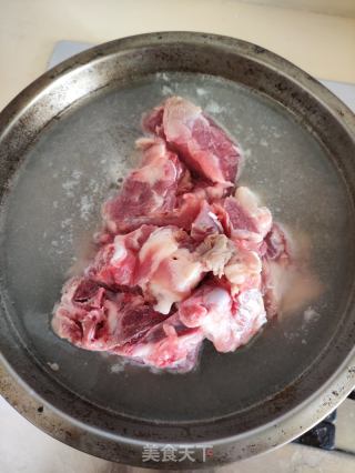 莲藕花生排骨汤的做法步骤：3
