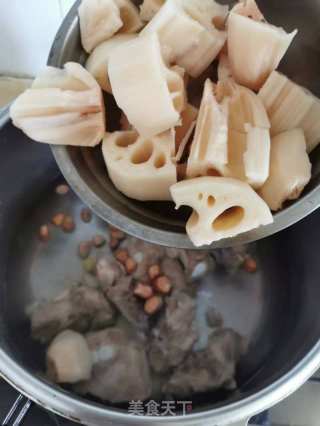 莲藕花生排骨汤的做法步骤：6