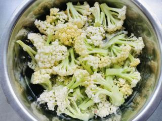 炒菜花的做法步骤：1