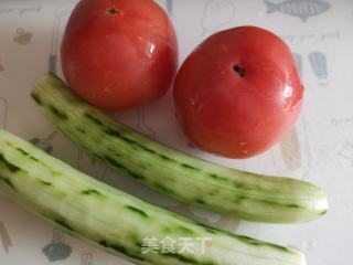 西红柿黄瓜炒鸡蛋的做法步骤：1