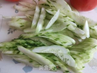 西红柿黄瓜炒鸡蛋的做法步骤：2