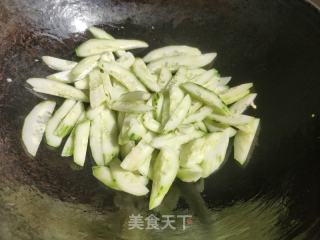 西红柿黄瓜炒鸡蛋的做法步骤：4