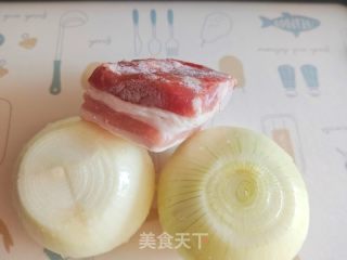 五花肉炒洋葱的做法步骤：1