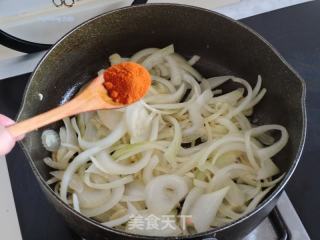 午餐肉炒洋葱的做法步骤：3