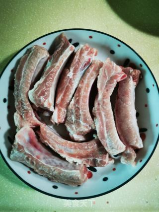 电饭煲叉烧排骨的做法步骤：1