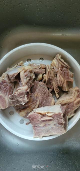 牛肋排煲白萝卜的做法步骤：3