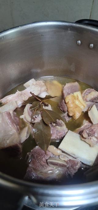 牛肋排煲白萝卜的做法步骤：5
