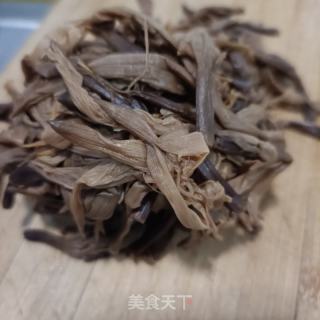 鸡蛋炒黄花菜的做法步骤：1