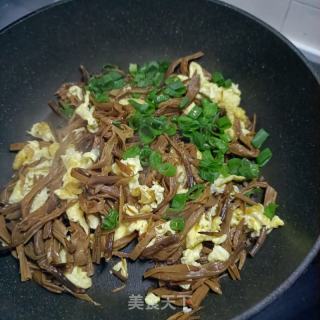 鸡蛋炒黄花菜的做法步骤：11