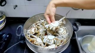 清蒸大闸蟹的做法步骤：1