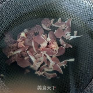 鸡杂荞麦面的做法步骤：2