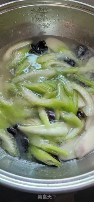 腊肠炒西芹山药片的做法步骤：2