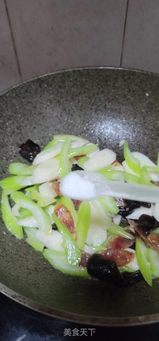 腊肠炒西芹山药片的做法步骤：7