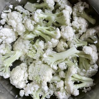 番茄青椒炒菜花的做法步骤：1