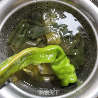 裙带菜炒蛋的做法步骤：1