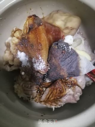 卤猪耳的做法步骤：4
