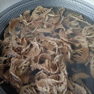 鸡翅花肉烧笋干的做法步骤：6