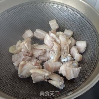 鸡翅花肉烧笋干的做法步骤：11