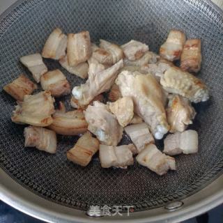 鸡翅花肉烧笋干的做法步骤：13