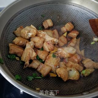 鸡翅花肉烧笋干的做法步骤：15