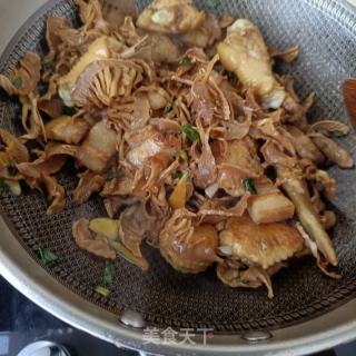 鸡翅花肉烧笋干的做法步骤：16