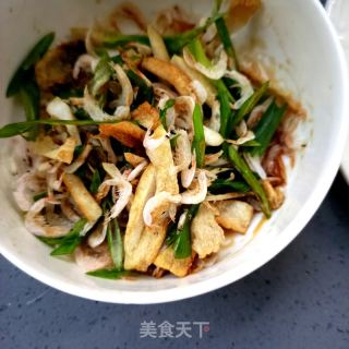 大葱虾皮拌油渣的做法步骤：8