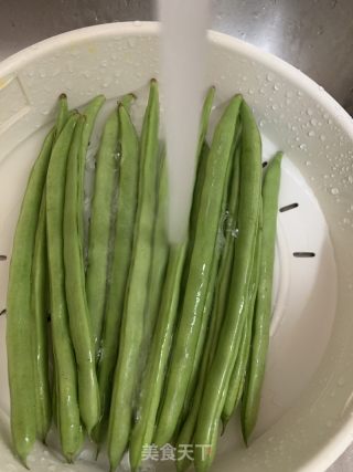 培根彩椒扒玉豆的做法步骤：2