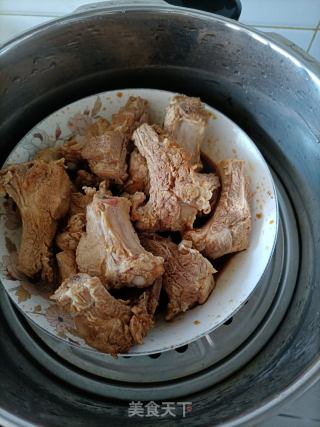 排骨蒸芋头的做法步骤：1