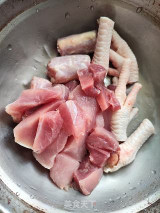 椰青炖肉片凤爪的做法步骤：2