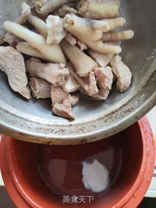 椰青炖肉片凤爪的做法步骤：5