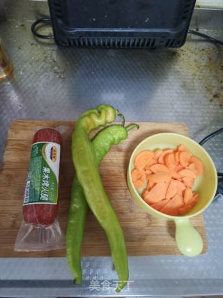 尖椒火腿炒胡萝卜的做法步骤：1